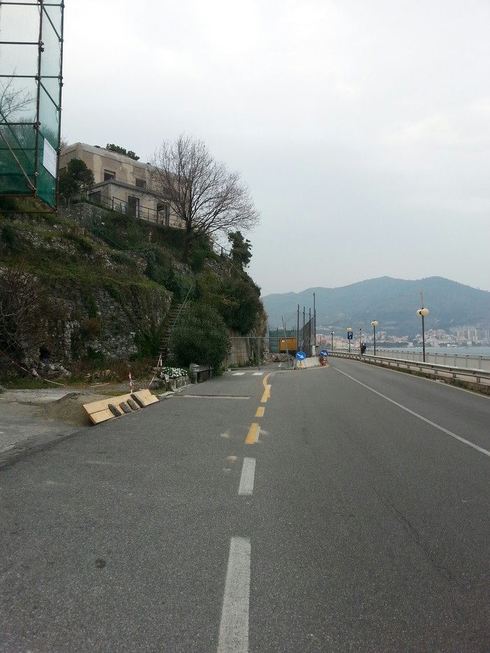 Al via abbattimento villetta smottata: lunedì e martedì Aurelia completamente chiusa al traffico tra Noli e Spotorno