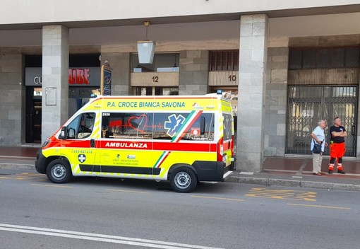Savona, una nuova ambulanza per la Croce Bianca con il contributo economico degli operatori del porto Savona, una nuova ambulanza per la Croce Bianca con il contributo economico degli operatori del porto
