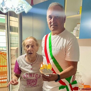 Albisola, nonna Marfisa entra nel club dei centenari: il sindaco le consegna un mazzo di fiori