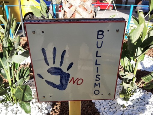 Albissola, nell'aiuola davanti alle scuole posizionata una targa contro il bullismo (FOTO) Albissola, nell'aiuola davanti alle scuole posizionata una targa contro il bullismo (FOTO)