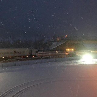 Spazzaneve e polizia accompagnano le auto sulla Torino-Savona