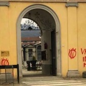 Cairo, scritte no vax sui muri del cimitero Cairo, scritte no vax sui muri del cimitero