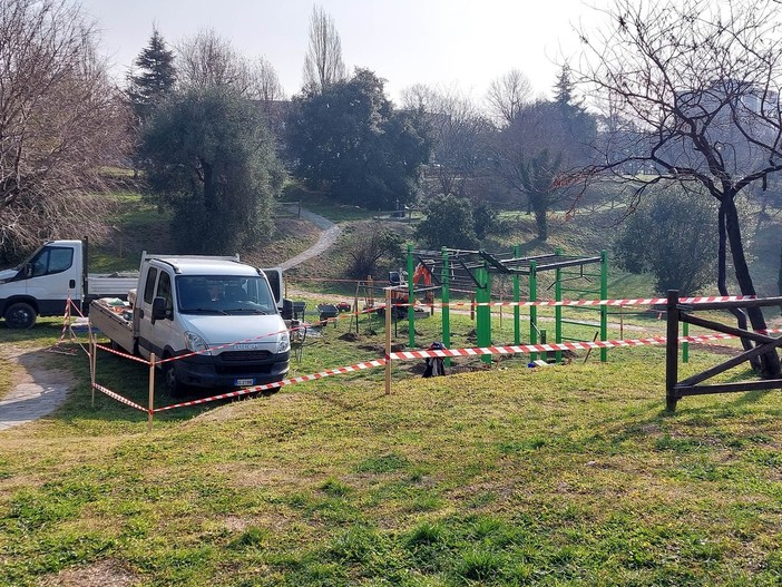 Savona, nuovo attrezzo calisthenics nel parco della Rocca: a breve verranno sostituiti i giochi (FOTO) Savona, nuovo attrezzo calisthenics nel parco della Rocca: a breve verranno sostituiti i giochi (FOTO)