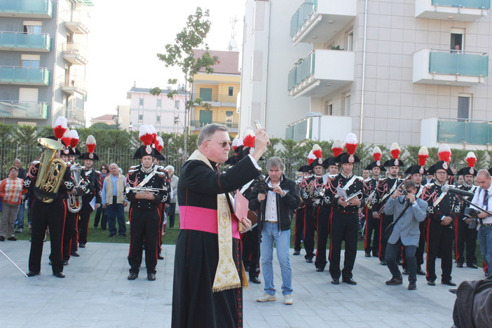 Assenza del Vescovo Olivieri all'inaugurazione del monumento dei Carabinieri ad Albenga Assenza del Vescovo Olivieri all'inaugurazione del monumento dei Carabinieri ad Albenga