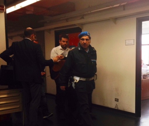 Dirty Soccer: Ninni Corda risponde sereno alle domande del gip, scena muta di Edmond Nerjaku Dirty Soccer: Ninni Corda risponde sereno alle domande del gip, scena muta di Edmond Nerjaku