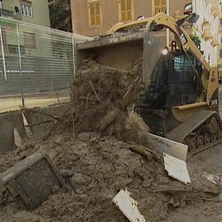 Varazze: maltempo, al lavoro da ore per liberare strade e piazze dal fango (foto)