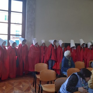 Savona, no al Ddl Pillon, donne in consiglio comunale con mantello e copricapo, sindaco Caprioglio: &quot;Va rivisto il decreto&quot;
