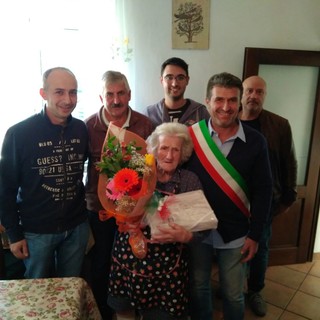 Giusvalla è in festa: "nonna" Armanda ha compiuto 105 anni (FOTO)