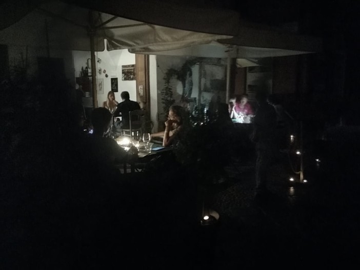 Troppe utenze collegate, l'impianto non regge: due sere al buio nel centro storico di Noli