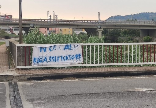 Rigassificatore, il Pd di Quiliano tuona contro Toti: "Sta prendendo a schiaffi il territorio savonese e i suoi abitanti" Rigassificatore, il Pd di Quiliano tuona contro Toti: "Sta prendendo a schiaffi il territorio savonese e i suoi abitanti"