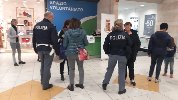 Savona, la Polizia di Stato contro la violenza sulle donne: ieri l'iniziativa "Questo non è amore"