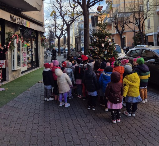Albenga, i bambini decorano l'albero di Natale di Vadino Albenga, i bambini decorano l'albero di Natale di Vadino