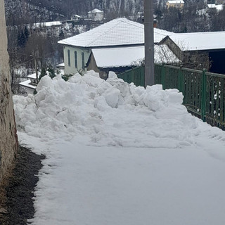 Neve accatastata nella strada della chiesa di Acquafredda