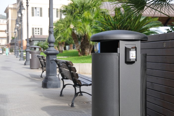 Alassio, installati nuovi cestini della spazzatura in via Cadorna e nel centro cittadino Alassio, installati nuovi cestini della spazzatura in via Cadorna e nel centro cittadino