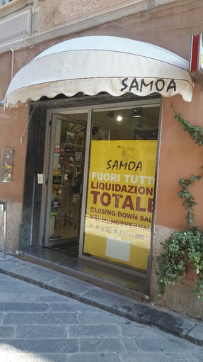 Tra cedesi attività e chiusure, ecatombe di negozi nel centro storico di Finale