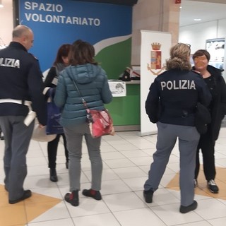 Savona, la Polizia di Stato contro la violenza sulle donne: ieri l'iniziativa "Questo non è amore"
