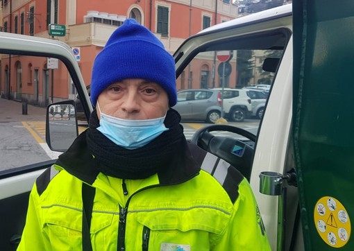 Albissola, in pensione lo storico netturbino Roberto: attestati di stima degli albissolesi Albissola, in pensione lo storico netturbino Roberto: attestati di stima degli albissolesi
