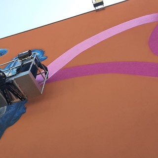 Albisola, l'opera sulla facciata delle scuole della Massa è pronta. L'artista: "Un occhio di riguardo ai bambini"