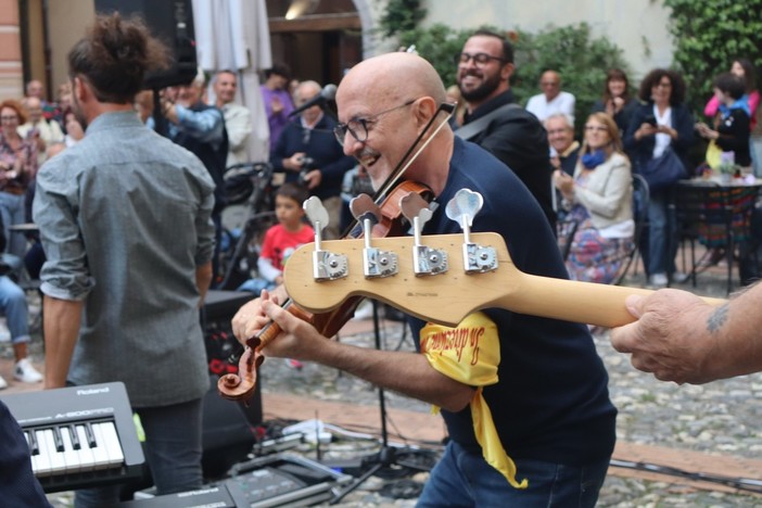 Ottobre De André, Lucio Fabbri con il suo violino magico incanta Albenga (FOTO) Ottobre De André, Lucio Fabbri con il suo violino magico incanta Albenga (FOTO)