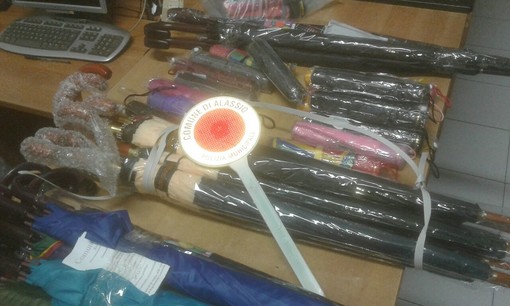 Alassio: sequestrati oltre 60 ombrelli a venditori abusivi