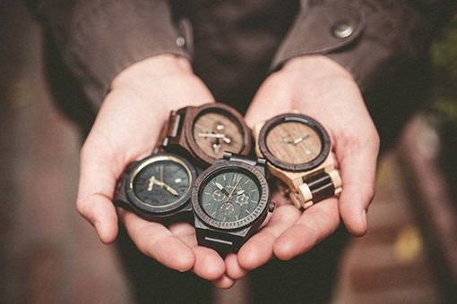 La moda degli orologi in legno: boom di vendite