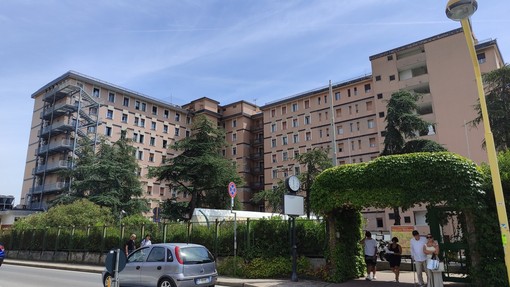 Carichi di lavoro eccessivi, i lavoratori Coop Service incrociano le braccia davanti all'ospedale San Paolo Carichi di lavoro eccessivi, i lavoratori Coop Service incrociano le braccia davanti all'ospedale San Paolo