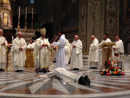 Una nuova ordinazione nella diocesi di Savona-Noli: oggi è diventato sacerdote Alessio Allori