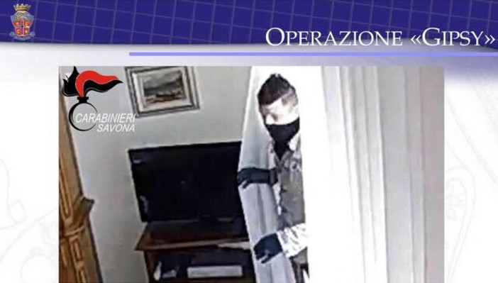 Rubava negli appartamenti e truffava gli anziani del Ponente: arrestato dai carabinieri
