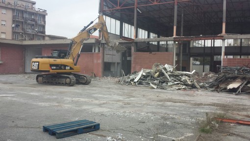 Albenga, prosegue lo smantellamento dell'ex ortofrutticola (FOTO)