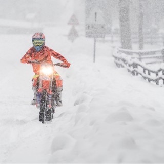 Vanni Oddera tra la neve con la sua moto