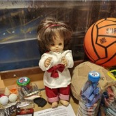 La storia di "Ondina", la bambola vintage trovata sulla spiaggia: Assonautica la adotta per una giusta causa