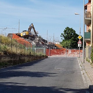 Demolizione ex ortofrutticola di Albenga: prosegue lo smantellamento non senza qualche disagio Demolizione ex ortofrutticola di Albenga: prosegue lo smantellamento non senza qualche disagio