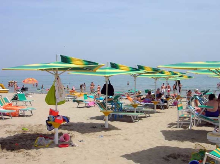 Paura in spiaggia a Savona, si perde bimbo di cinque anni: ritrovato Paura in spiaggia a Savona, si perde bimbo di cinque anni: ritrovato