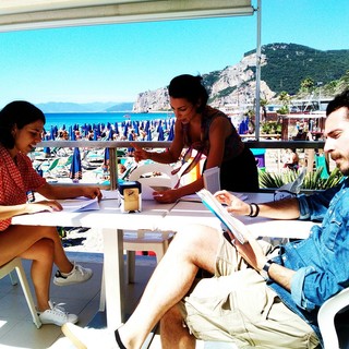 In fotogallery: due momenti delle prove (rigorosamente a due passi dal mare) e un passo shakespeariano tra quelli in programma