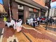 Loano, con il negozio allagato mettono la roba a stendere sul suolo pubblico: sanzionati, ma il sindaco bacchetta la Polizia Locale