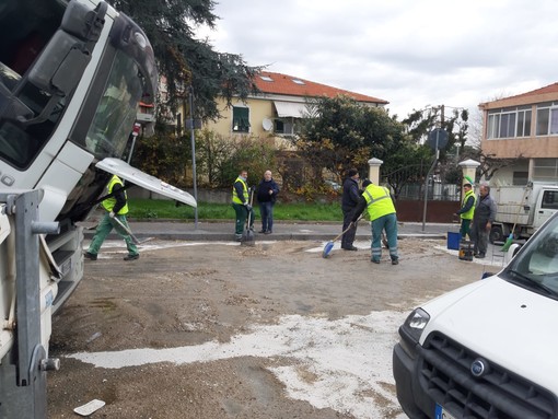 Savona, camion Ata perde olio sull'asfalto in largo Tissoni: operai al lavoro Savona, camion Ata perde olio sull'asfalto in largo Tissoni: operai al lavoro