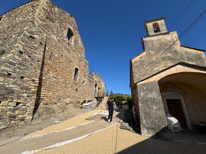 L’oratorio e il vicino Paraxo L’oratorio e il vicino Paraxo