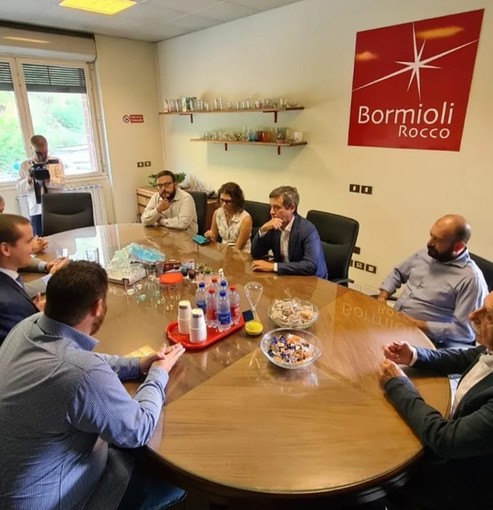 Caro energia, Orlando (Pd) visita la vetreria Bormioli di Altare: "Discusso con l'azienda della situazione di grave difficoltà"