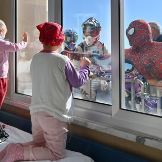 Il Covid non ferma le visite dei supereroi dei bimbi al Gaslini: dal cielo piovono motociclisti e Spiderman (FOTO e VIDEO)