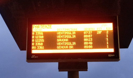 Treni rallentati a Loano per un problema al passaggio a livello, disagi per la neve in Val Bormida