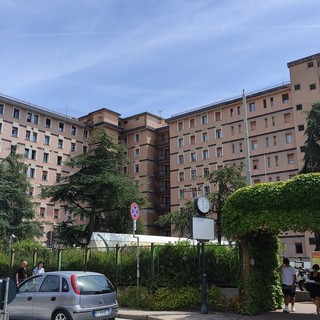 Carichi di lavoro eccessivi, i lavoratori Coop Service incrociano le braccia davanti all'ospedale San Paolo