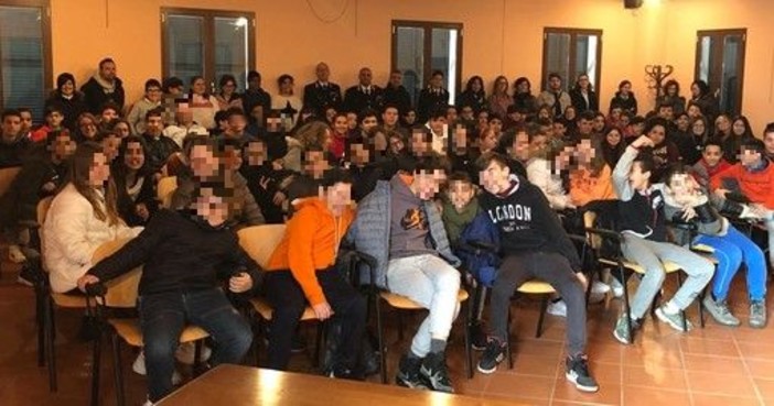 Bullismo e social: i carabinieri incontrano gli alunni delle medie di Ortovero (FOTO) Bullismo e social: i carabinieri incontrano gli alunni delle medie di Ortovero (FOTO)
