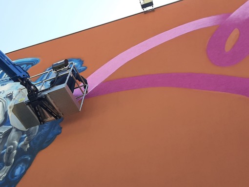 Albisola, l'opera sulla facciata delle scuole della Massa è pronta. L'artista: &quot;Un occhio di riguardo ai bambini&quot;