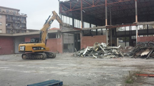 Lamiere pericolanti all'ex ortofrutticola in fase di demolizione, intervento dei Vigili del Fuoco