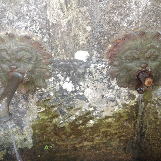 Vandali in azione ad Osiglia: danneggiata la fontana sulla Sp 16