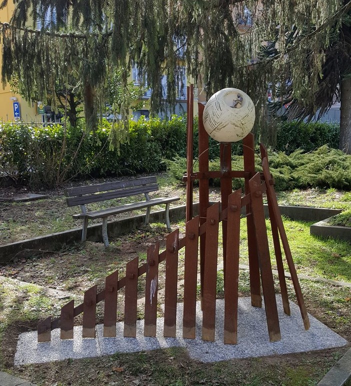 Carcare, un'opera d'arte per il giardino della biblioteca comunale (FOTO)