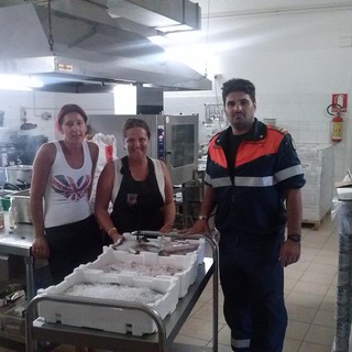 La consegna del pesce sequestrato alla Caritas di Savona