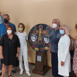 "Il simbolo della fede", nella cappella dell'ospedale S. Paolo inaugurata un'opera dedicata agli operatori sanitari (FOTO E VIDEO)