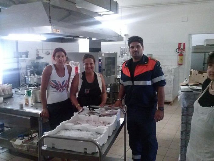 La consegna del pesce sequestrato alla Caritas di Savona La consegna del pesce sequestrato alla Caritas di Savona
