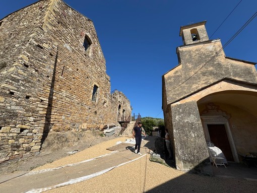 L’oratorio e il vicino Paraxo